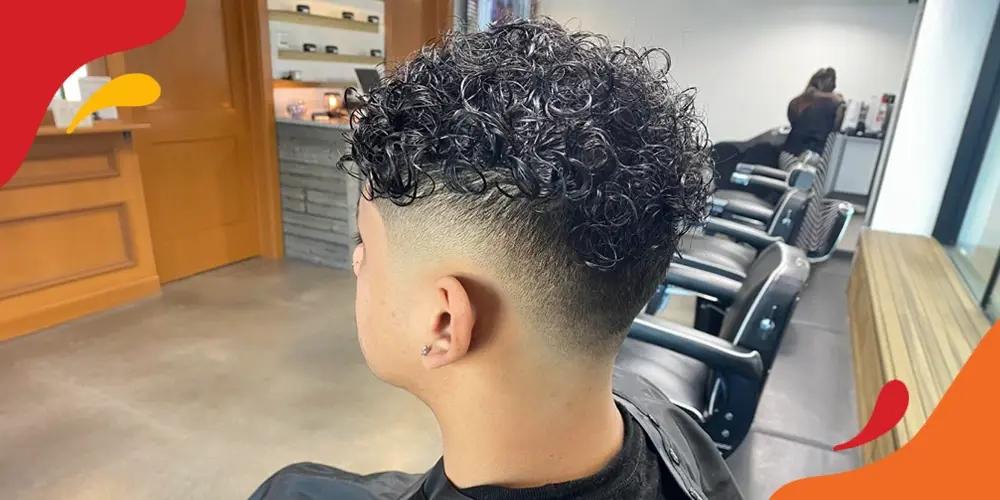 Gaya rambut Curly Top dengan High Fade